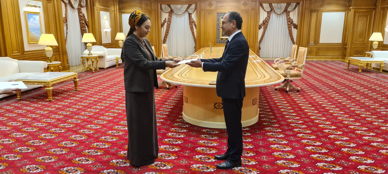 Ambassador Rouslan Stoyanov presented his credentials to the Speaker of the Mejlis of Turkmenistan